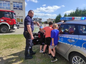 Policjanci na festynach w powiecie nakielskim z okazji Dnia Dziecka