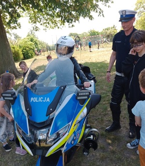 Policjanci na festynach w powiecie nakielskim z okazji Dnia Dziecka