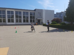 Policjanci egzaminują dzieci na kartę rowerową .