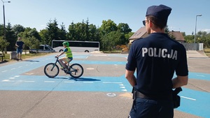 Policjant podczas egzaminu na kartę rowerową dla uczniów Szkoły Podstawowej w Laskownicy.