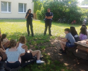 Policjanci prowadza zajęcia profilaktyczne dotyczące zasad bezpieczeństwa podczas zbliżających się wakacji.