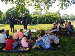 Policjanci prowadza zajęcia profilaktyczne dotyczące zasad bezpieczeństwa podczas zbliżających się wakacji.