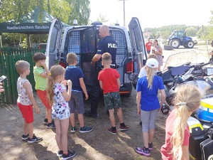 Policjanci na festynie profilaktycznym w Szkole Podstawowym w Laskownicy.