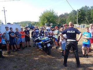 Policjanci na festynie profilaktycznym w Szkole Podstawowym w Laskownicy.