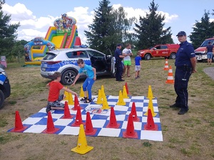 Policjanci podczas festynu w Rościminie.