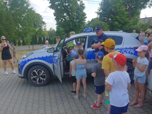 Dzielnicowi podczas festynów prowadzą profilaktykę dotycząca zagrożeń podczas wakacji.