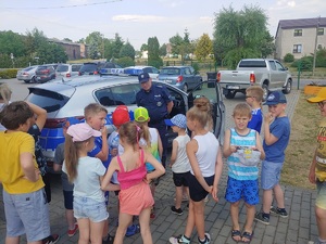 Dzielnicowi podczas festynów prowadzą profilaktykę dotycząca zagrożeń podczas wakacji.