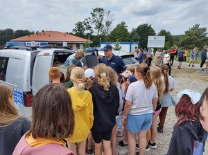 Policjanci podczas zajęć profilaktycznych podczas obozu sportowego w Rościminie.