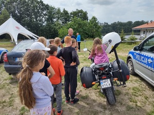 Policjanci podczas zajęć profilaktycznych podczas obozu sportowego w Rościminie.