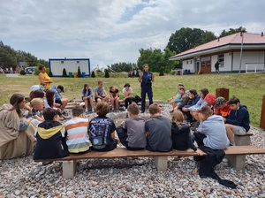 Policjanci podczas zajęć profilaktycznych podczas obozu sportowego w Rościminie.