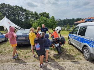 Policjanci podczas zajęć profilaktycznych podczas obozu sportowego w Rościminie.