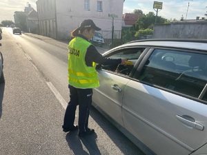 Policjantka podczas działań ,,Trzeźwy poranek&quot;.