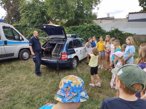 Policjanci podczas półkolonii mówią o bezpieczeństwie podczas wakacji.