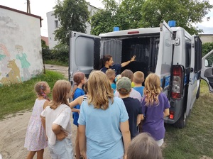 Policjanci podczas półkolonii mówią o bezpieczeństwie podczas wakacji.