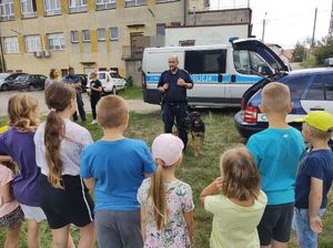 Policjanci podczas półkolonii mówią o bezpieczeństwie podczas wakacji.