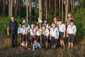 Policjanci podczas półkolonii mówią o bezpieczeństwie podczas wakacji.