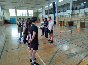 Policjanci Komendy Powiatowej Policji w Nakle nad Notecią w trosce o jak najlepsze przygotowanie osób, które chcą wstąpić w szeregi Policji, zorganizowali na sali gimnastycznej trening na którym każdy mógł sprawdzić swoje przygotowanie fizyczne do zdania testu.