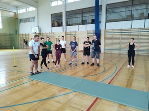 Policjanci Komendy Powiatowej Policji w Nakle nad Notecią w trosce o jak najlepsze przygotowanie osób, które chcą wstąpić w szeregi Policji, zorganizowali na sali gimnastycznej trening na którym każdy mógł sprawdzić swoje przygotowanie fizyczne do zdania testu.