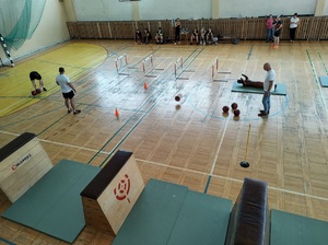 Policjanci Komendy Powiatowej Policji w Nakle nad Notecią w trosce o jak najlepsze przygotowanie osób, które chcą wstąpić w szeregi Policji, zorganizowali na sali gimnastycznej trening na którym każdy mógł sprawdzić swoje przygotowanie fizyczne do zdania testu.