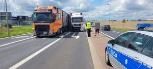 Policjanci pracujący na miejscu wypadku w Nakle