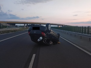 zniszczone auto uczestniczące w zdarzeniu