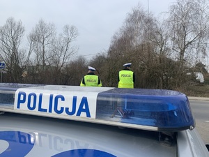 policjanci ruchu drogowego podczas działań na trasie