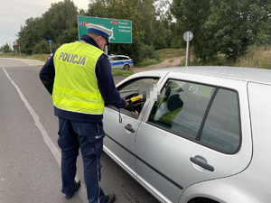 policjant sprawdza trzeźwość kierowcy