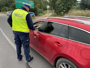 policjant sprawdza trzeźwość kierującego