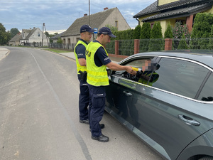 policjanci sprawdzają trzeźwość kierującego