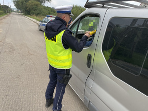 policjant sprawdza trzeźwość kierującego busem