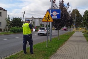 policjant ruchu drogowego kontroluje infrastrukturę przy szkole