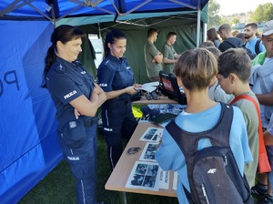 Policjanci na festynie profilaktycznym z okazji obchodów Światowego Dnia Pierwszej Pomocy  w Potulicach.