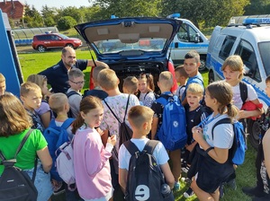 Policjanci na festynie profilaktycznym z okazji obchodów Światowego Dnia Pierwszej Pomocy  w Potulicach.