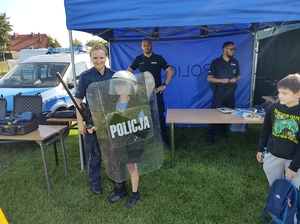 Policjanci na festynie profilaktycznym z okazji obchodów Światowego Dnia Pierwszej Pomocy  w Potulicach.