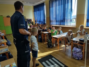 Policjanci prowadza zajęcia dla uczniów w szkole Podstawowej w Sadkach