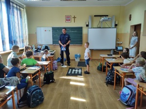 Policjanci prowadza zajęcia dla uczniów w szkole Podstawowej w Sadkach