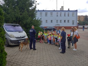 Policjanci prowadzą profilaktykę w komendzie