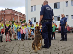 Policjanci prowadzą profilaktykę w komendzie