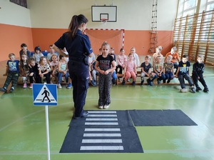 Policjantka prowadzi profilaktykę w szkole w Dziewierzewie z uczniami kl. I-III oraz przedszkolakami.