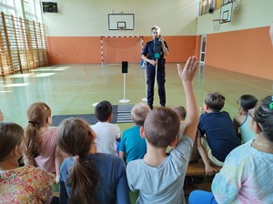 Policjantka prowadzi profilaktykę w szkole w Dziewierzewie z uczniami kl. I-III oraz przedszkolakami.