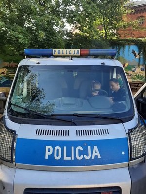 Policjanci prowadzą profilaktykę w Przedszkolu Miejskim w Kcyni.