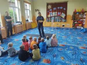 Policjanci podczas profilaktyki.