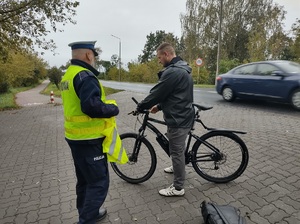 Policjanci prowadzą działania ,,Świeć przykładem&quot;.