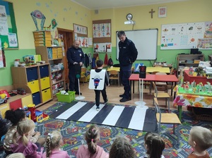 Policjanci podczas profilaktyki w szkole w Trzeciewnicy.