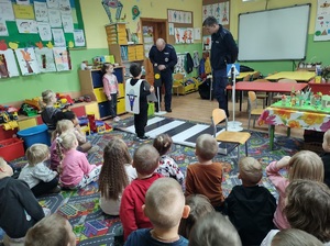 Policjanci podczas profilaktyki w szkole w Trzeciewnicy.