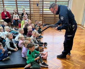 Policjanci na profilaktyce w szkole w Witosławiu.