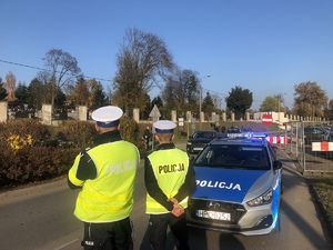 Policjanci obserwują ruch w okolicy cmentarz w Nakle