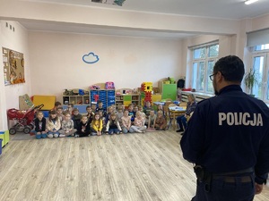 Policjanci prowadzący pogadanki z przedszkolakami w Zespole Szkolno-Przedszkolnym nr 4 w Nakle.