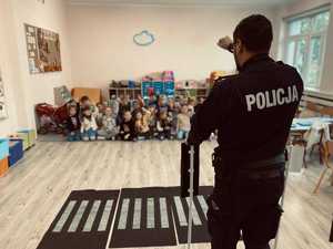 Policjanci prowadzący pogadanki z przedszkolakami w Zespole Szkolno-Przedszkolnym nr 4 w Nakle.