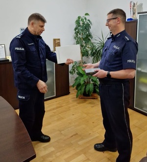 Komendant nakielskiej jednostki Policji, insp. Rafał Makarewicz, złożył gratulacje na ręce dyżurnego nakielskiej komendy asp. szt. Tomasza Prelowskiego.